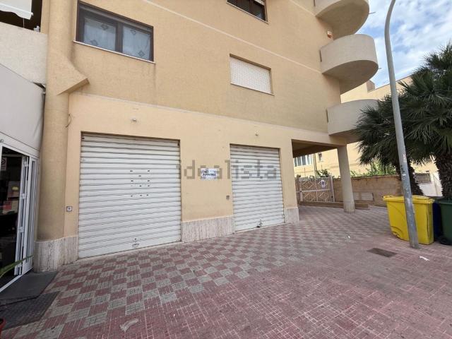 Locale in affitto di 100 m² in Via Giuseppe Cesarò