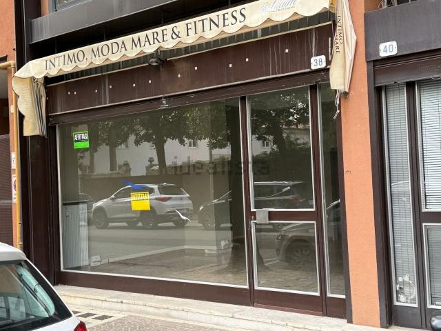 Locale in affitto di 100 m² in Via Giovanni Cosattini