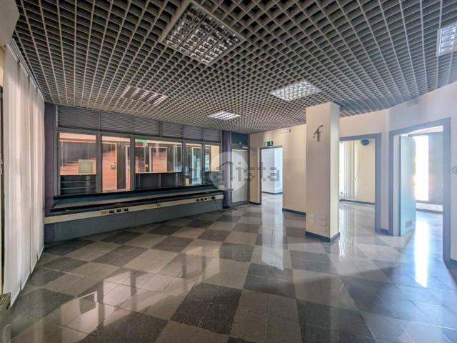 Locale in affitto di 100 m² in Via della Libertà