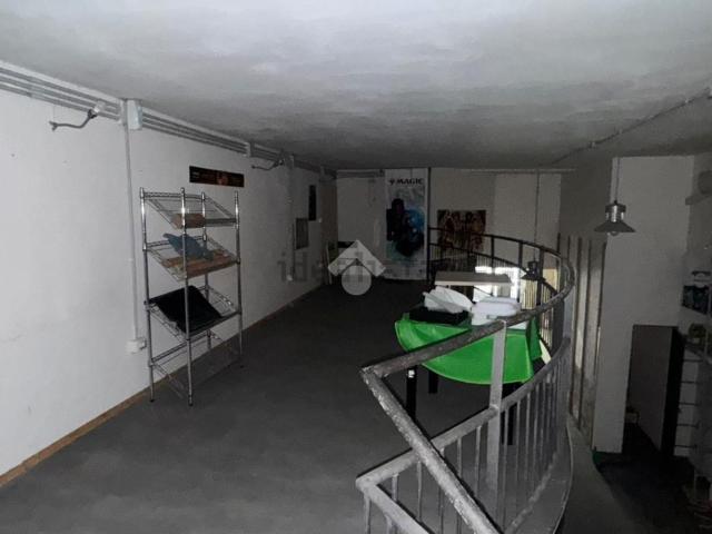 Locale in affitto di 100 m² in Via Francesco Paolo Volpe, 10