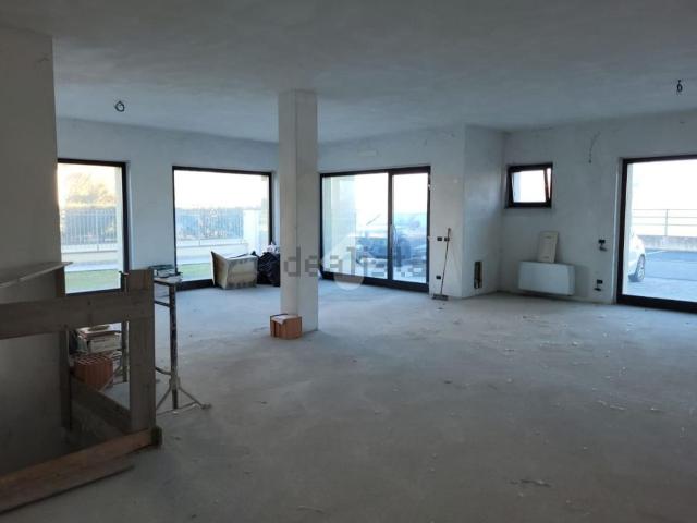 Locale in affitto di 100 m² in Via Martiri della Libertà, 17