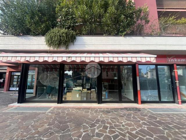 Locale in affitto di 100 m² in Via Mezzocolle, 6