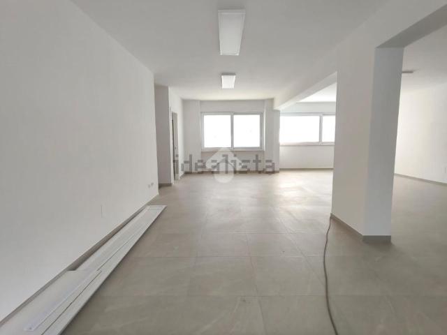 Locale in affitto di 100 m² in Via Sandro Pertini