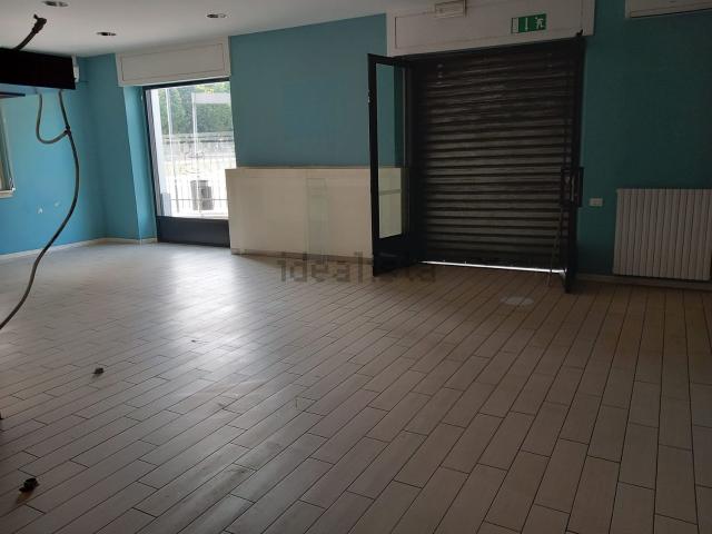 Locale in affitto di 100 m² in Via Scuole, 13