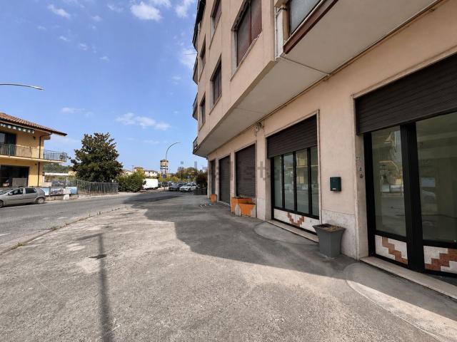 Locale in affitto di 100 m² in Via Palestrina, 83