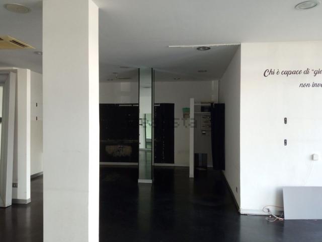 Locale in affitto di 100 m² in Via Pezzana