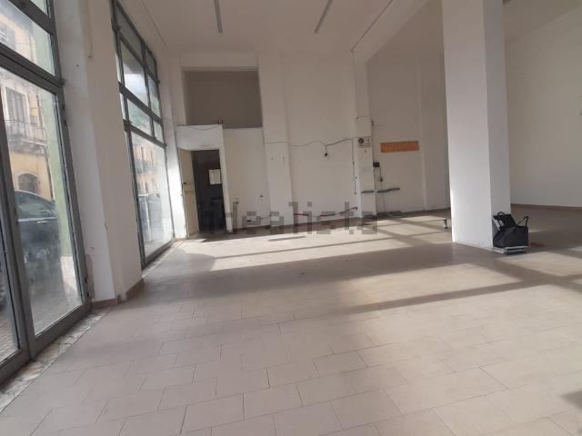 Locale in affitto di 100 m² in Via Re Ierone II