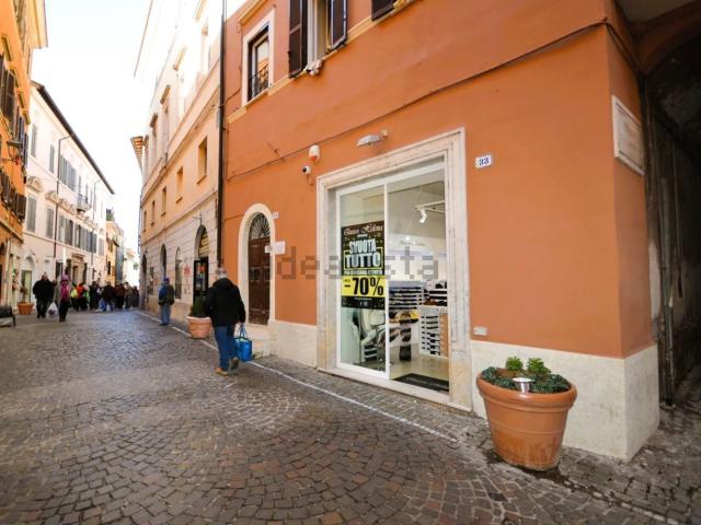 Locale in affitto di 100 m² in Via Trevio, 35