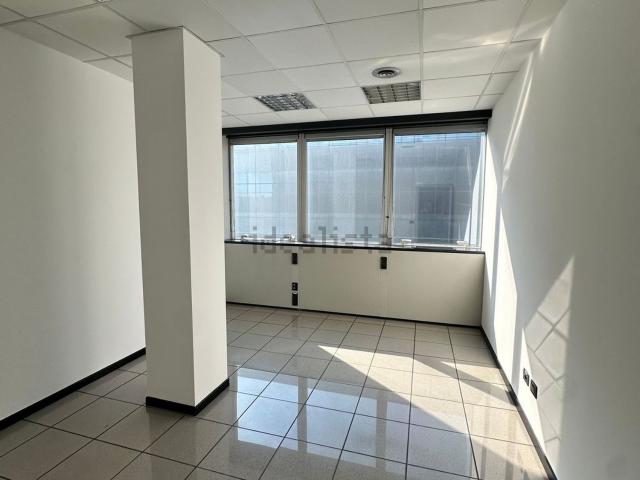 Locale in affitto di 100 m² in Via Vincenzo Brunacci, 1
