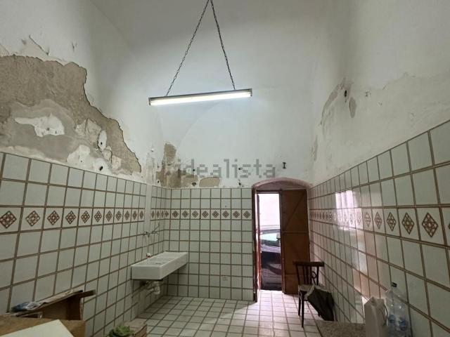 Locale in affitto di 100 m² in Viale Francesco Crispi, 27