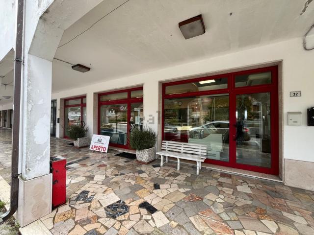 Locale in affitto di 100 m² in Viale Giuseppe di Vittorio