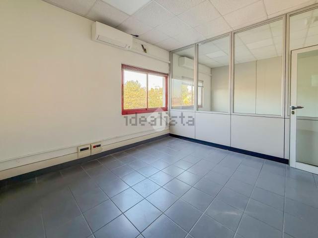 Locale in affitto di 100 m² in Viale Italia, 1