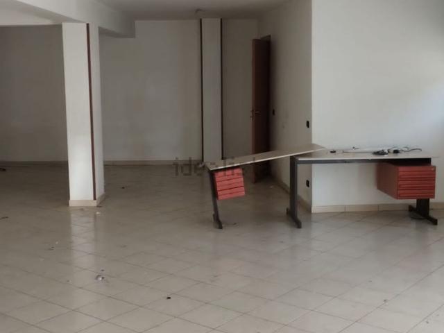 Locale in affitto di 100 m² in Viale Magna Grecia