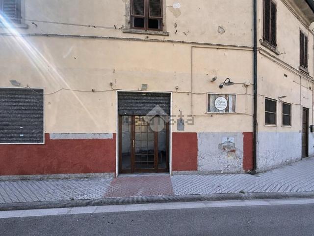 Locale in affitto di 100 m² in Piazza del Ponte, 4