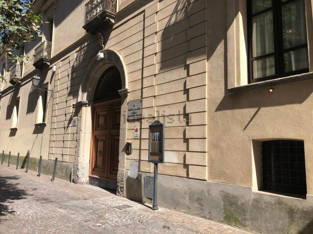 Locale in affitto di 101 m² in Via Giuseppe Sensales
