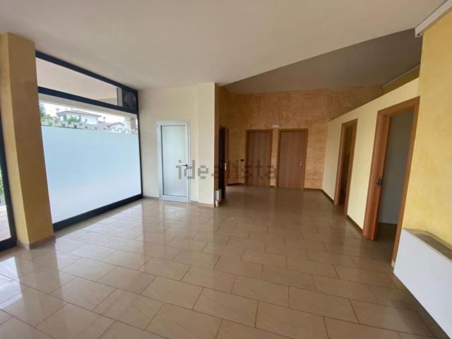 Locale in affitto di 101 m² in Via Udine