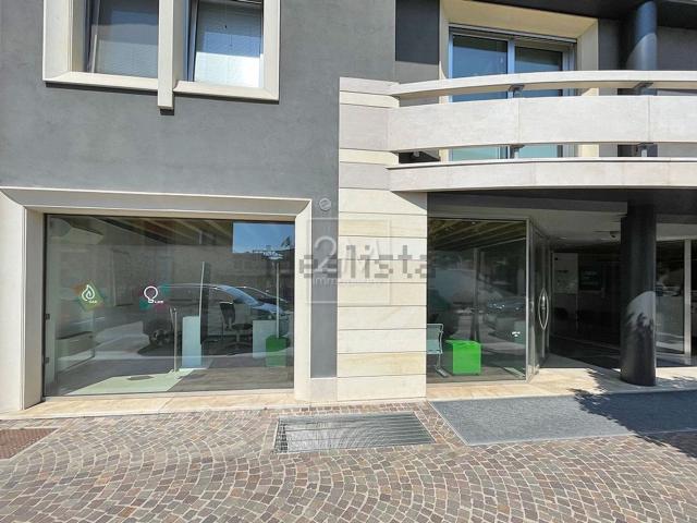 Locale in affitto di 107 m² in Via Quadrato