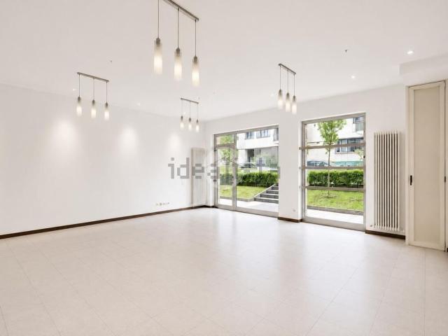 Locale in affitto di 102 m² in Via Fratelli Calvi