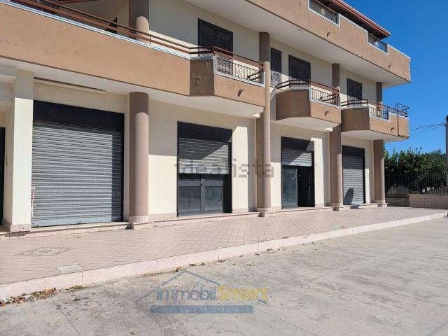 Locale in affitto di 102 m² in Via IV Novembre