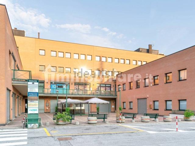 Locale in affitto di 1043 m² in Via Piero Gobetti, 52