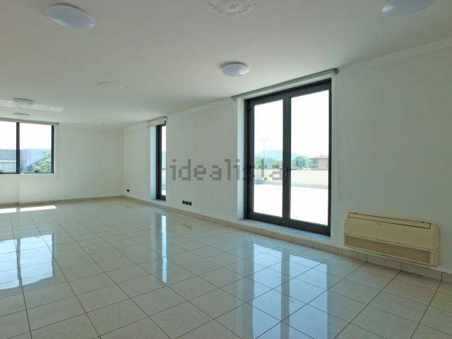Locale in affitto di 104 m²