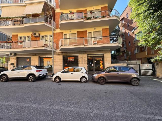 Locale in affitto di 104 m² in Via Romeo Rodriguez Pereira, 258