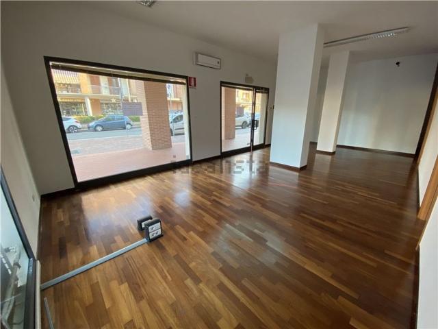 Locale in affitto di 104 m² in Viale Cento Fiori