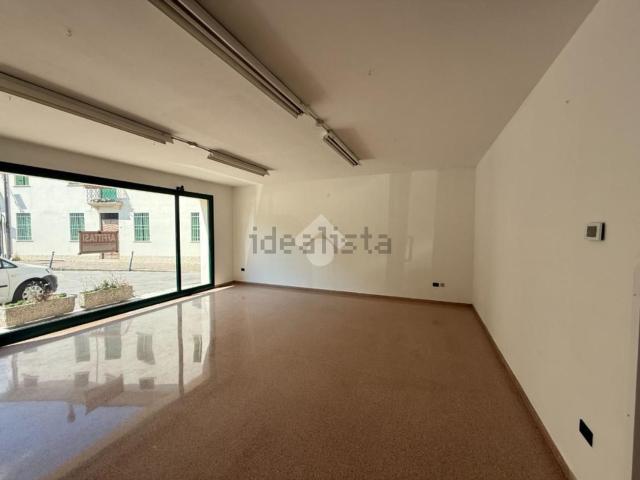Locale in affitto di 105 m² in Via Arasella, 76