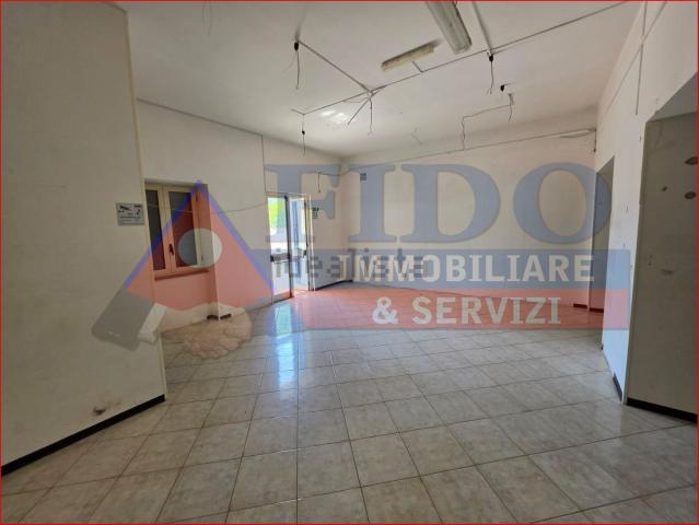 Locale in affitto di 105 m² in Via Nola