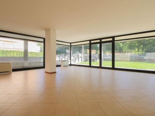 Locale in affitto di 105 m² in Via Sandro Pertini