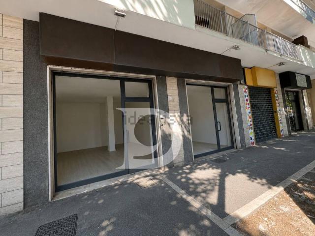 Locale in affitto di 105 m² in Viale Giovanni Bovio, 311