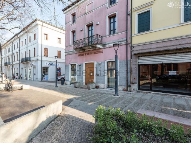 Locale in affitto di 105 m² in Corso della Vittoria, 11