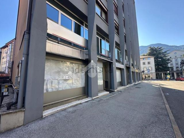 Locale in affitto di 106 m² in Via Piave, 12