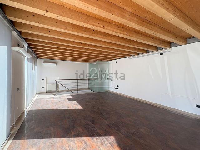 Locale in affitto di 107 m² in Via Quadrato