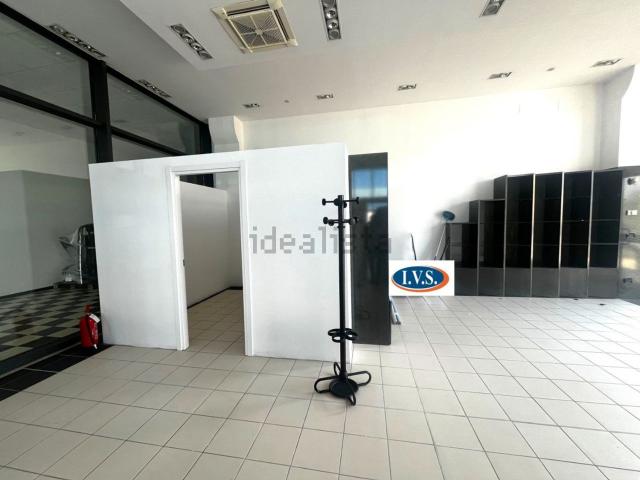 Locale in affitto di 107 m² in Strada Regionale 11 Padana Superiore