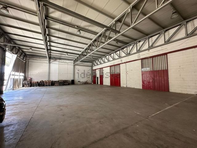 Locale in affitto di 1100 m² in Via Bernardino Alimena