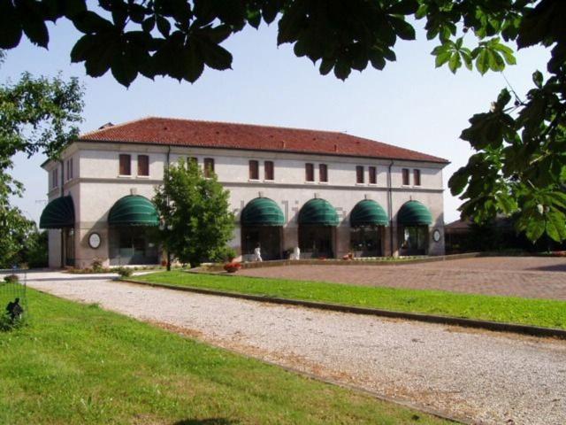 Locale in affitto di 1100 m² in Via Liona