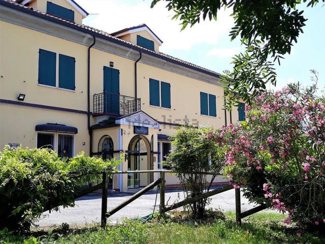 Locale in affitto di 1100 m² in Via per Volano, 13