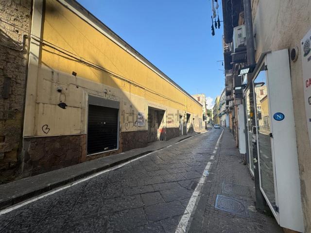 Locale in affitto di 1100 m² in Via Pittore, 60