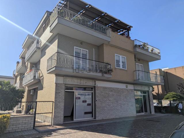 Locale in affitto di 110 m² in Via Chiusdino, 1