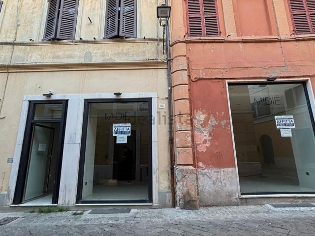 Locale in affitto di 110 m² in Via Arsilli