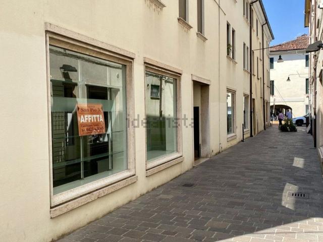 Locale in affitto di 110 m² in Via San Pio X, 34