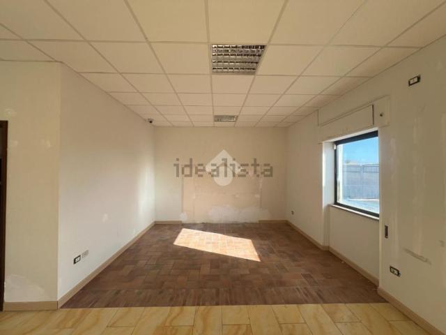 Locale in affitto di 110 m² in Via pontina, 31200
