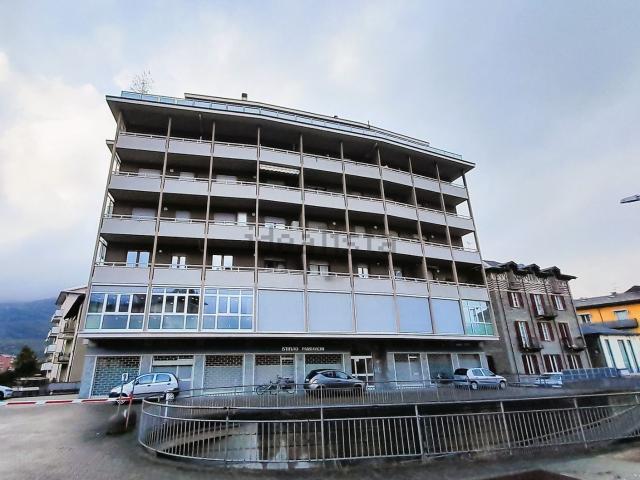 Locale in affitto di 110 m² in Via Parolo, 10