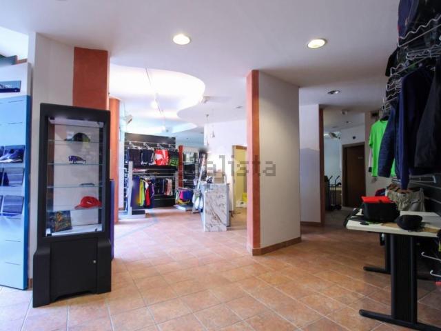 Locale in affitto di 110 m² in Via Roncaglio, 1