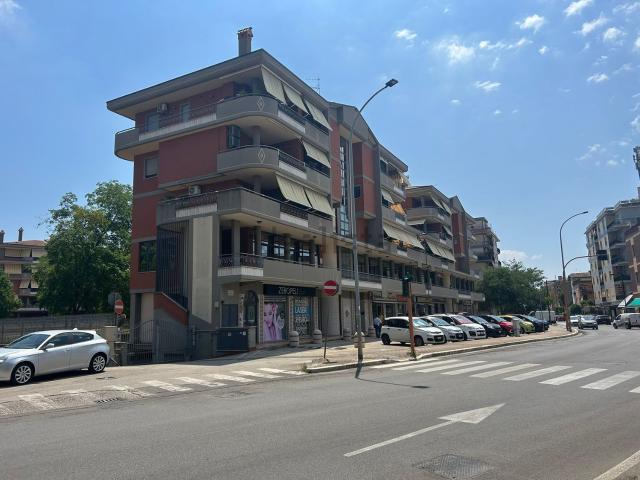 Locale in affitto di 110 m² in Via Ugo Foscolo, 4
