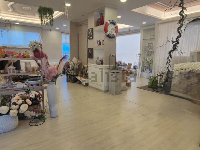 Locale in affitto di 110 m² in Via Valle