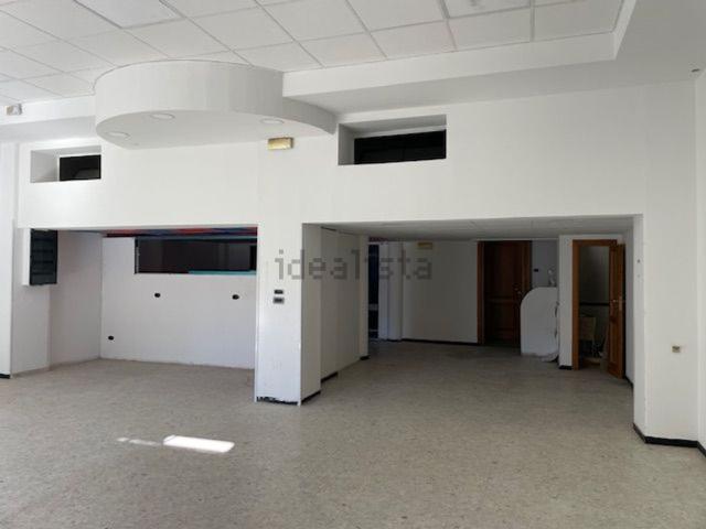 Locale in affitto di 110 m² in Viale Delle Medaglie DꞌOro