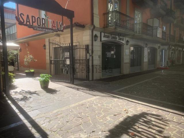 Locale in affitto di 110 m² in Viale Italia