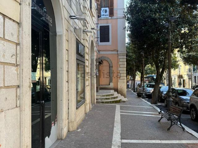 Locale in affitto di 110 m² in Corso Giacomo Matteotti, 71